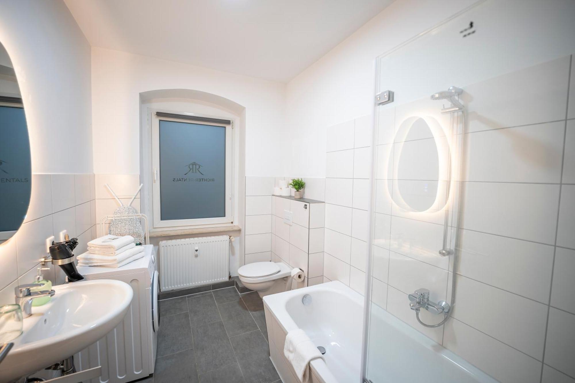 Rr - Spacious - - Parking Apartment